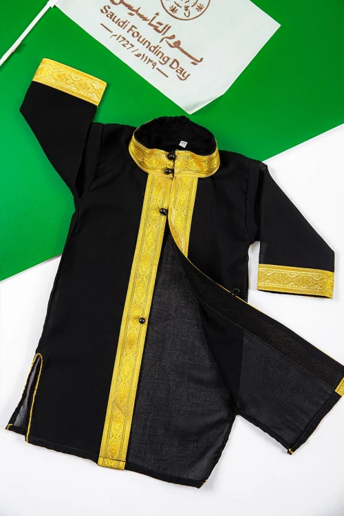 دجلة أطفال لون أسود بأطراف باللون الذهبي من الأمام و الأكمام و بأزرار باللون الأسود