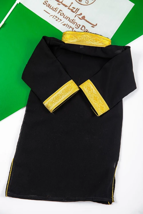 دجلة أطفال لون أسود بأطراف باللون الذهبي من الأمام و الأكمام و بأزرار باللون الأسود