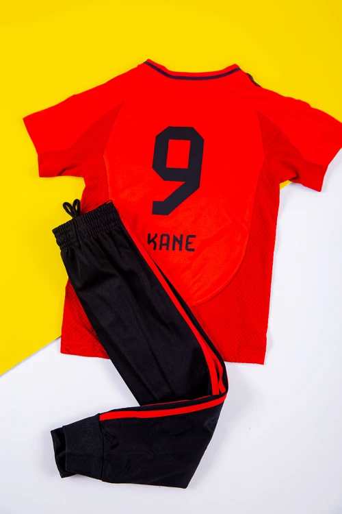 طقم ولادي رياضي قطعتين تيشيرت بايرن ميونخ بأكمام قصيرة و بنطلون طويل لون أسود مخطط باللون الأحمر من الجانبين بزم من الخصر و الأسفل