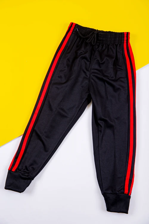 طقم ولادي رياضي قطعتين تيشيرت بايرن ميونخ بأكمام قصيرة و بنطلون طويل لون أسود مخطط باللون الأحمر من الجانبين بزم من الخصر و الأسفل