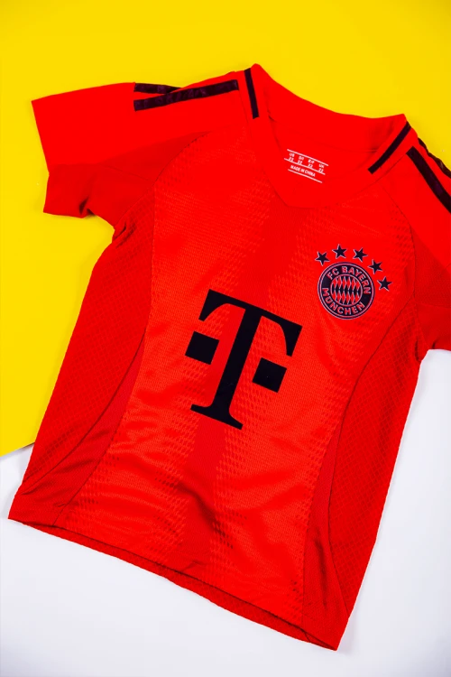 طقم ولادي رياضي قطعتين تيشيرت بايرن ميونخ بأكمام قصيرة و بنطلون طويل لون أسود مخطط باللون الأحمر من الجانبين بزم من الخصر و الأسفل