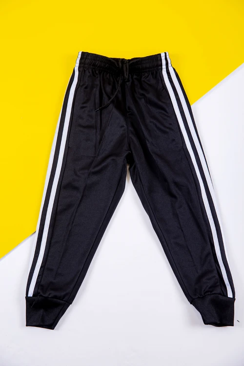 طقم ولادي رياضي قطعتين تيشيرت ريال مدريد بأكمام قصيرة و بنطلون طويل لون أسود مخطط باللون الأبيض من الجانبين بزم من الخصر و الأسفل