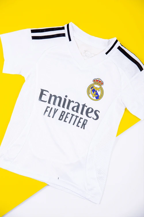 طقم ولادي رياضي قطعتين تيشيرت ريال مدريد بأكمام قصيرة و بنطلون طويل لون أسود مخطط باللون الأبيض من الجانبين بزم من الخصر و الأسفل