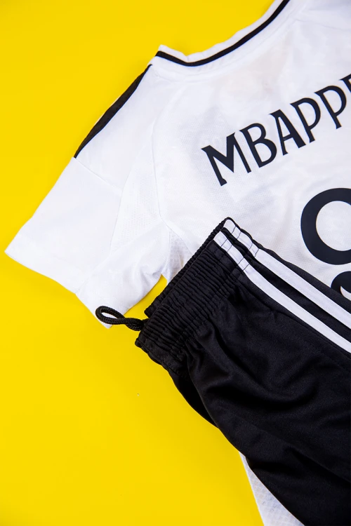 طقم ولادي رياضي قطعتين تيشيرت ريال مدريد بأكمام قصيرة و بنطلون طويل لون أسود مخطط باللون الأبيض من الجانبين بزم من الخصر و الأسفل