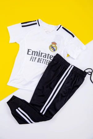 طقم ولادي رياضي قطعتين تيشيرت ريال مدريد بأكمام قصيرة و بنطلون طويل لون أسود مخطط باللون الأبيض من الجانبين بزم من الخصر و الأسفل