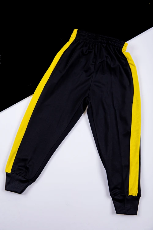 طقم ولادي رياضي قطعتين تيشيرت الاتحاد بأكمام قصيرة و بنطلون طويل لون أسود مخطط باللون الأصفر من الجانبين بزم من الخصر و الأسفل