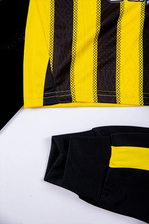 طقم ولادي رياضي قطعتين تيشيرت الاتحاد بأكمام قصيرة و بنطلون طويل لون أسود مخطط باللون الأصفر من الجانبين بزم من الخصر و الأسفل