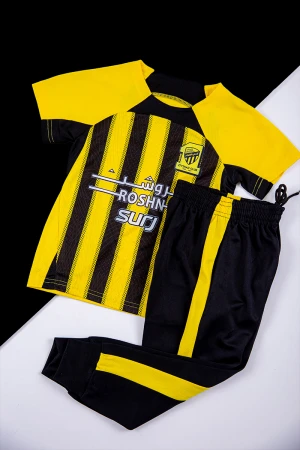 طقم ولادي رياضي قطعتين تيشيرت الاتحاد بأكمام قصيرة و بنطلون طويل لون أسود مخطط باللون الأصفر من الجانبين بزم من الخصر و الأسفل