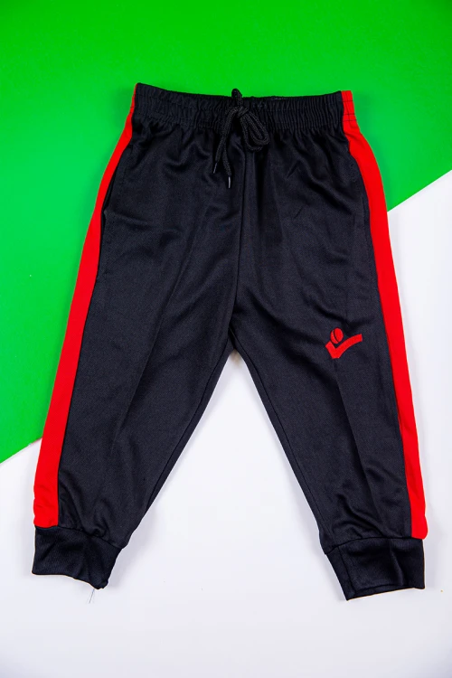 طقم ولادي رياضي قطعتين تيشيرت برشلونة بأكمام قصيرة و بنطلون طويل لون كحلي مخطط باللون الوردي من الجانبين بزم من الخصر و الأسفل