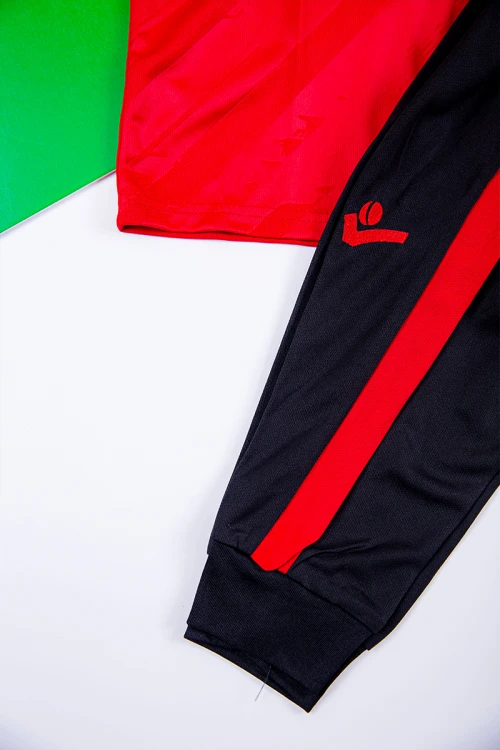 طقم ولادي رياضي قطعتين تيشيرت برشلونة بأكمام قصيرة و بنطلون طويل لون كحلي مخطط باللون الوردي من الجانبين بزم من الخصر و الأسفل