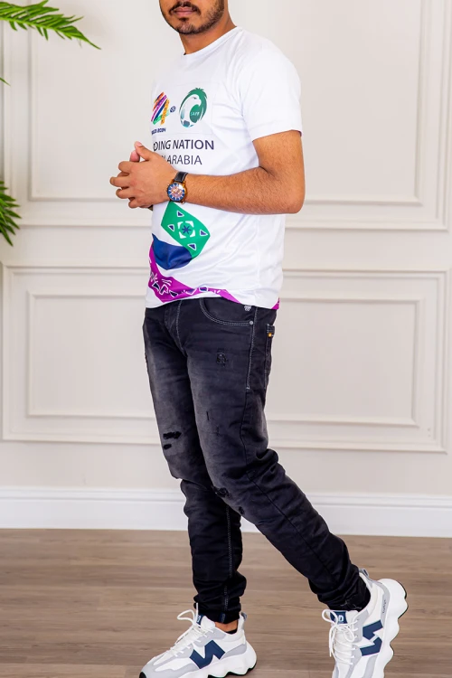 تيشيرت رجالي لون أبيض بهوية استضافة المملكة لكأس العالم 2034