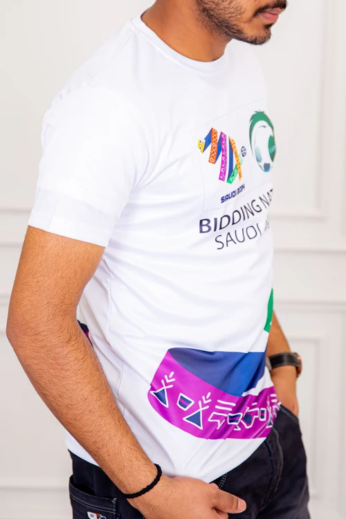 تيشيرت رجالي لون أبيض بهوية استضافة المملكة لكأس العالم 2034