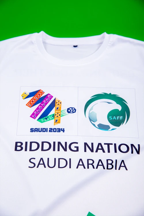 تيشيرت رجالي لون أبيض بهوية استضافة المملكة لكأس العالم 2034