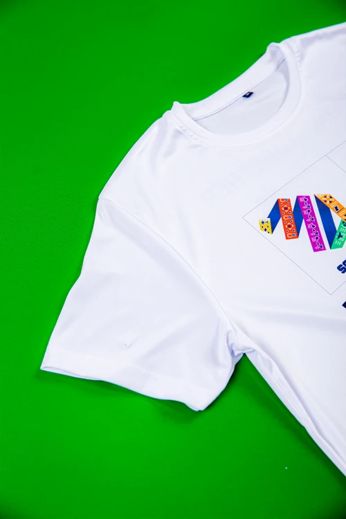 تيشيرت رجالي لون أبيض بهوية استضافة المملكة لكأس العالم 2034