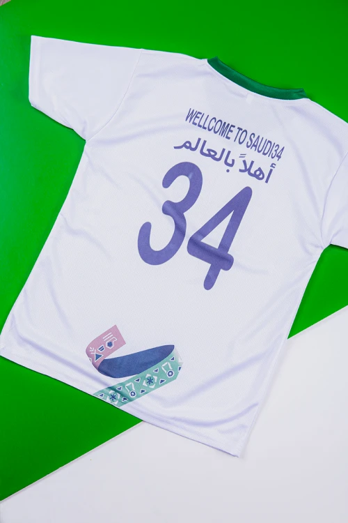 تيشيرت ولادي لون أبيض بهوية استضافة المملكة لكأس العالم 2034