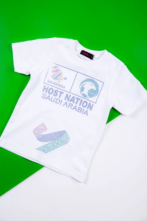 تيشيرت ولادي لون أبيض بهوية استضافة المملكة لكأس العالم 2034