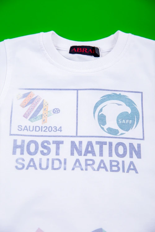 تيشيرت ولادي لون أبيض بهوية استضافة المملكة لكأس العالم 2034