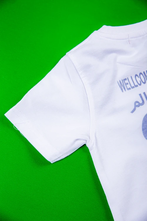 تيشيرت ولادي لون أبيض بهوية استضافة المملكة لكأس العالم 2034