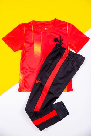 طقم ولادي رياضي قطعتين تيشيرت لون أحمر بطبعات ذهبية ذو أكمام قصيرة و بنطلون طويل لون أسود مخطط باللون الأحمر من الجانبين بزم من الخصر و الأسفل