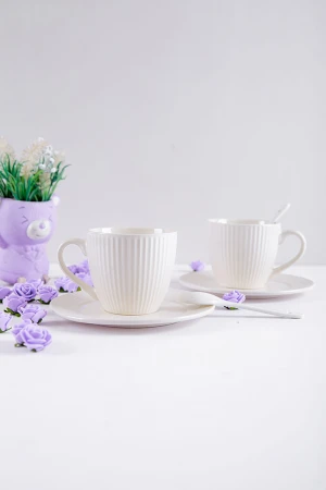 طقم كوب قهوة مع صحن قطعتين لون أبيض مع ملعقة صغيرة للتحريك