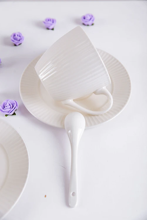 طقم كوب قهوة مع صحن قطعتين لون أبيض مع ملعقة صغيرة للتحريك