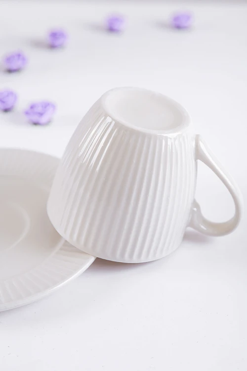 طقم كوب قهوة مع صحن قطعتين لون أبيض مع ملعقة صغيرة للتحريك