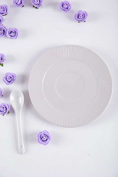 طقم كوب قهوة مع صحن قطعتين لون أبيض مع ملعقة صغيرة للتحريك