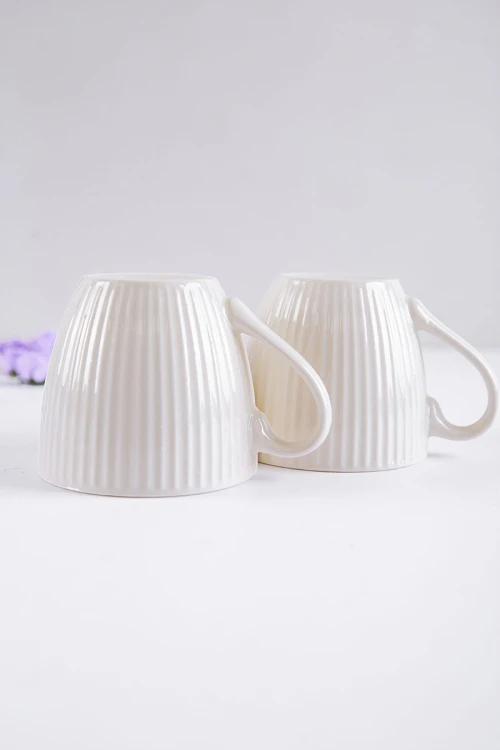 طقم كوب قهوة مع صحن قطعتين لون أبيض مع ملعقة صغيرة للتحريك