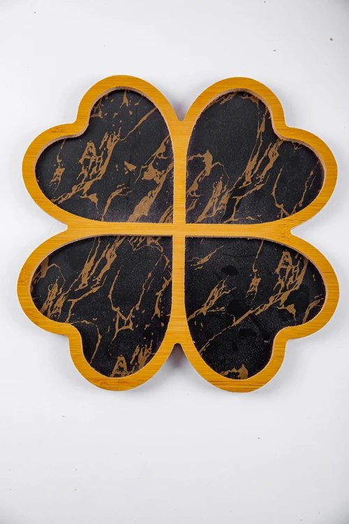 صحن تقديم خشبي لون أسود و ذهبي بأربع تقسيمات