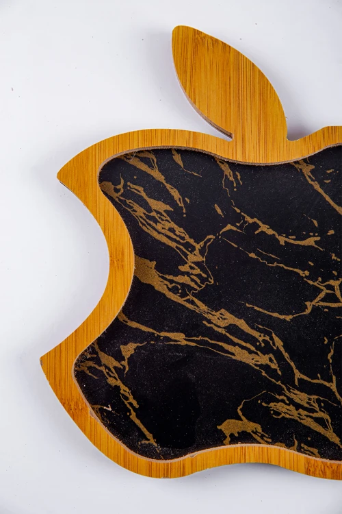 صحن تقديم خشبي لون أسود و ذهبي على شكل تفاحة آيفون