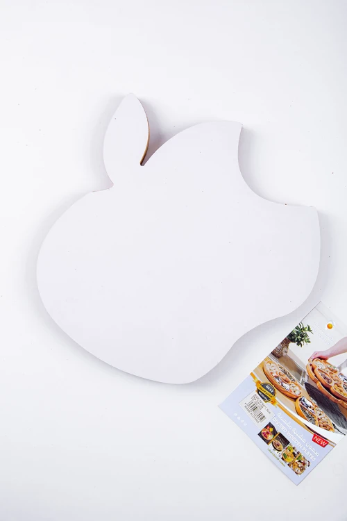 صحن تقديم خشبي لون أسود و ذهبي على شكل تفاحة آيفون