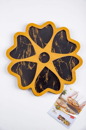 صحن تقديم خشبي لون أسود و ذهبي بتقسيمات متعددة 