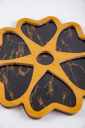 صحن تقديم خشبي لون أسود و ذهبي بتقسيمات متعددة 