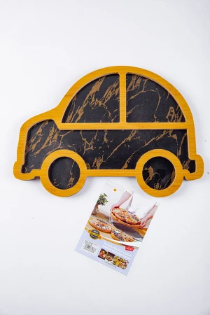 صحن تقديم خشبي لون أسود و ذهبي على شكل سيارة بعدة تقسيمات