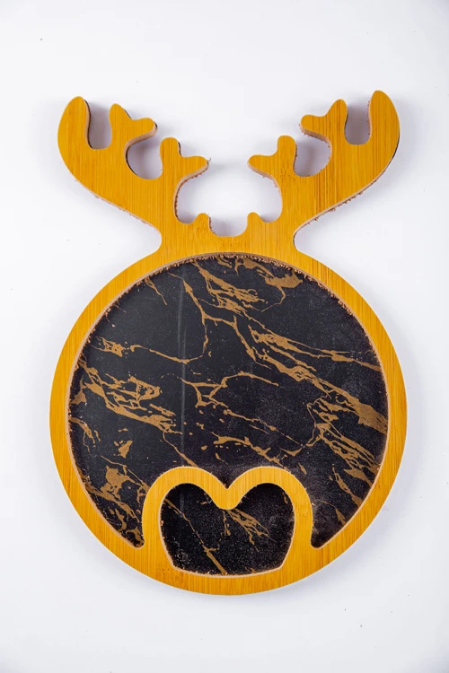 صحن تقديم خشبي لون أسود و ذهبي على شكل سمكة