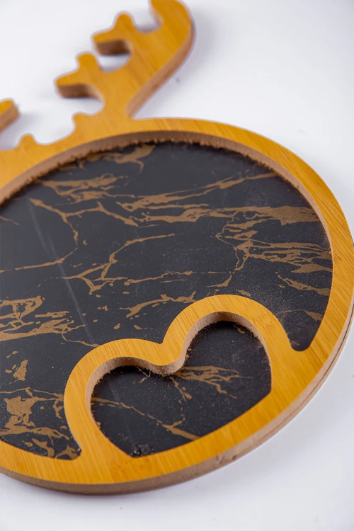 صحن تقديم خشبي لون أسود و ذهبي على شكل سمكة