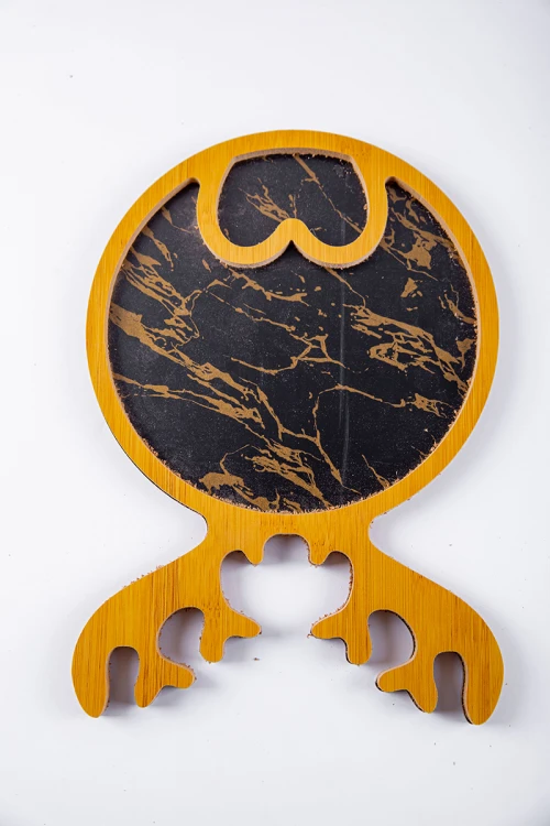 صحن تقديم خشبي لون أسود و ذهبي على شكل سمكة