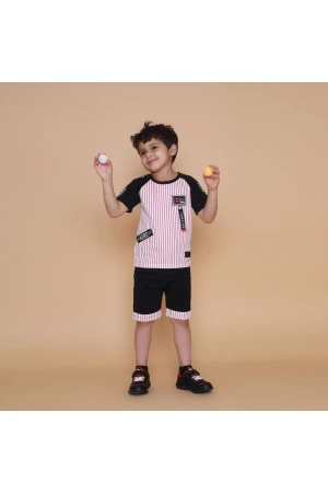 طقم شورت مع تيشيرت مقلم بأكمام قصيرة 