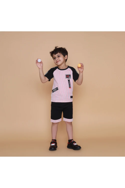 طقم شورت مع تيشيرت مقلم بأكمام قصيرة