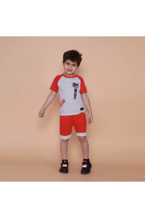 طقم شورت مع تيشيرت مقلم بأكمام قصيرة