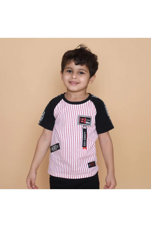 طقم شورت مع تيشيرت مقلم بأكمام قصيرة