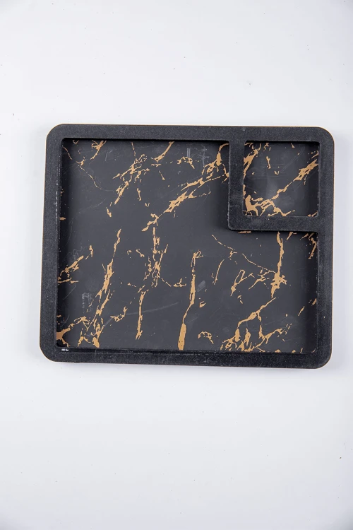 صحن تقديم خشبي لون أسود مزين باللون الذهبي