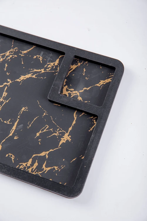 صحن تقديم خشبي لون أسود مزين باللون الذهبي