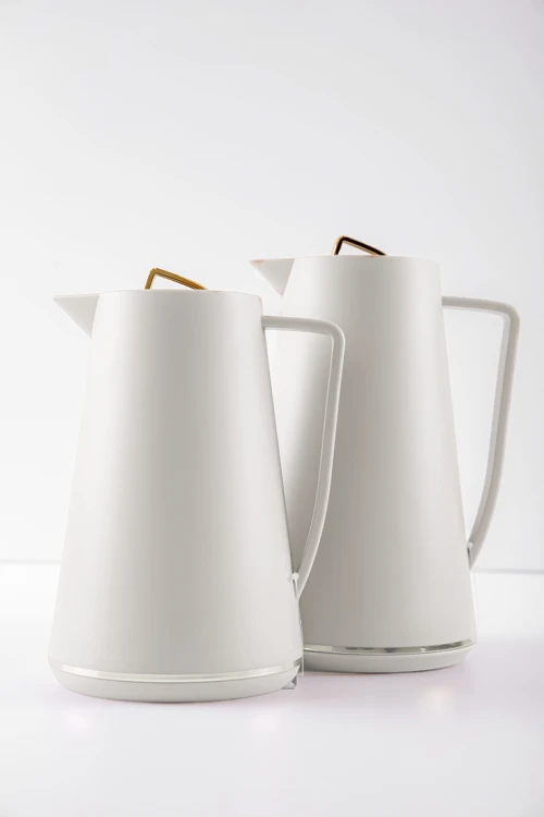 طقم 2 ترامس للقهوة و الشاي لون سكري مزين باللون الذهبي حافظ للحرارة بسعة 1.6 لتر