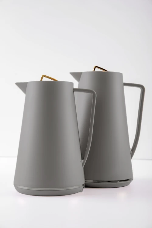 طقم 2 ترامس للقهوة و الشاي لون رمادي مزين باللون الذهبي حافظ للحرارة بسعة 1.6 لتر