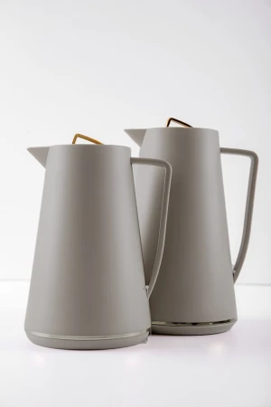 طقم 2 ترامس للقهوة و الشاي لون رصاصي مزين باللون الذهبي حافظ للحرارة بسعة 1.6 لتر 