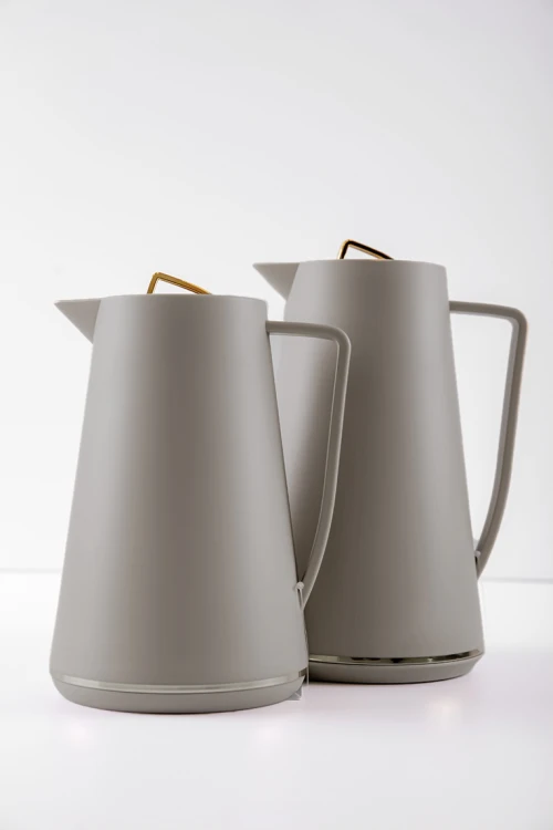 طقم 2 ترامس للقهوة و الشاي لون رصاصي مزين باللون الذهبي حافظ للحرارة بسعة 1.6 لتر