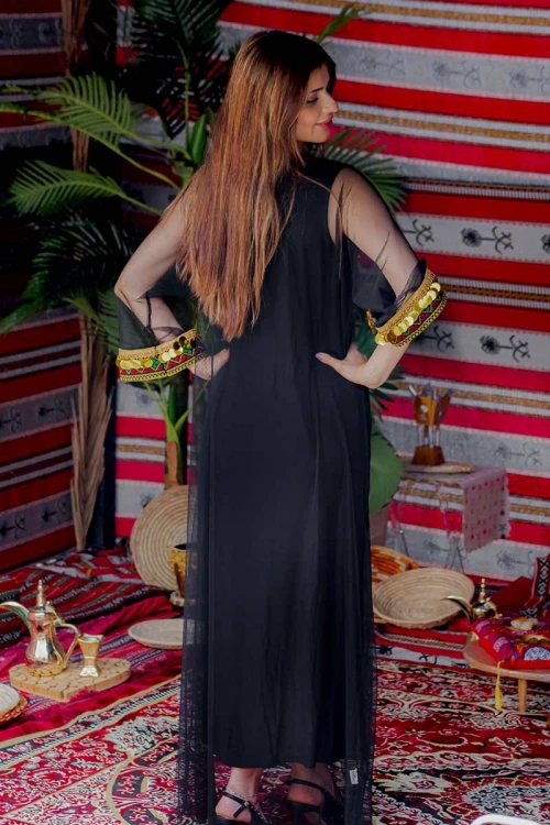 جلابية نسائية ليوم التأسيس بقماش الشيفون مزينة بتطريز و جنيهات على شكل سبعة من الأمام و الأكمام و برباط في الخصر