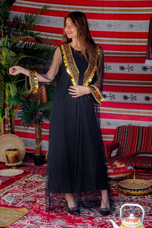 جلابية نسائية ليوم التأسيس بقماش الشيفون مزينة بتطريز و جنيهات على شكل سبعة من الأمام و الأكمام و برباط في الخصر