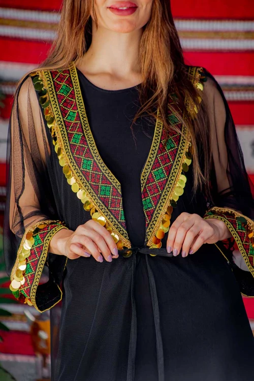 جلابية نسائية ليوم التأسيس بقماش الشيفون مزينة بتطريز و جنيهات على شكل سبعة من الأمام و الأكمام و برباط في الخصر